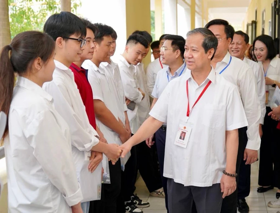 Bộ trưởng Nguyễn Kim Sơn chúc thí sinh cả nước 