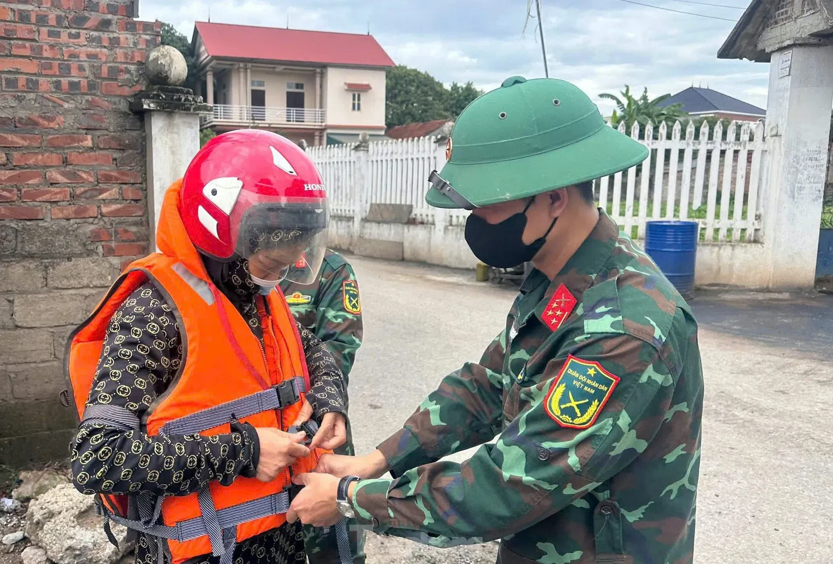 Hình ảnh bộ đội dùng phà quân sự đưa người dân qua sông Hồng