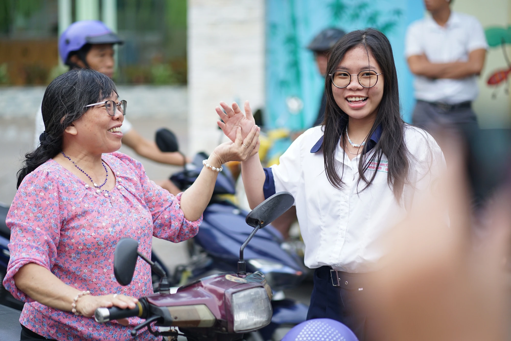 15 khoảnh khắc đẹp và xúc động nhất mùa thi tốt nghiệp THPT 2025