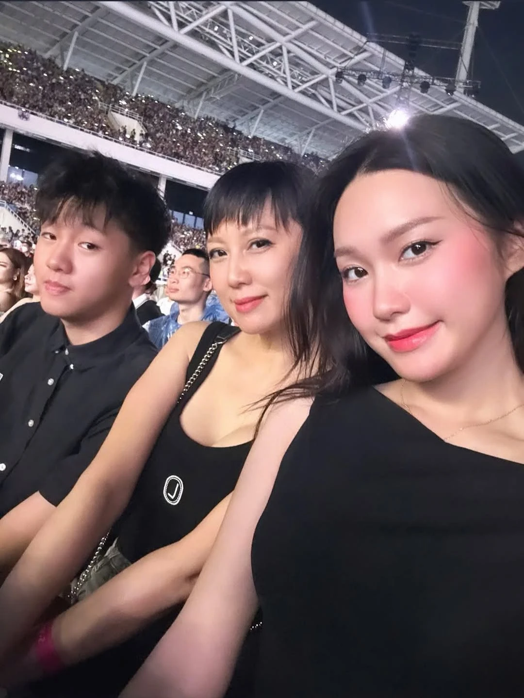 Mẹ vợ Đoàn Văn Hậu “gây bão” với nhan sắc cực phẩm bên Doãn Hải My trong bộ ảnh đi “đu idol” G-Dragon cực cháy!