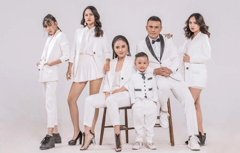 Những ông bố đông con nhất showbiz Việt: Bận rộn tới mấy vẫn hết lòng quan tâm, yêu thương các con