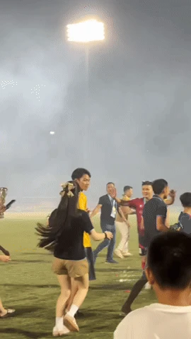 Quang Hải ôm Chu Thanh Huyền giữa SVĐ, nàng WAG có hành động khiến chồng 