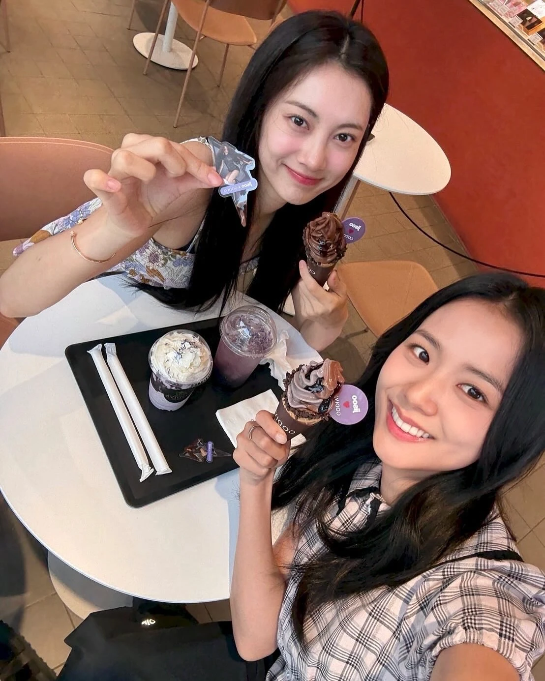 Jisoo (BLACKPINK) công khai cô bạn thân có quá khứ đáng sợ, fan tranh cãi lo ngại tột độ