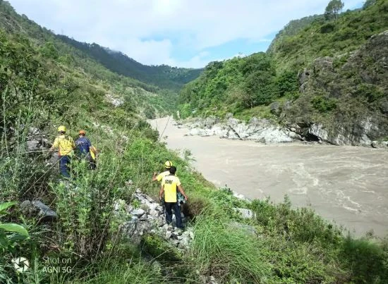 Xe buýt rơi xuống sông, 2 người tử vong, 10 người mất tích