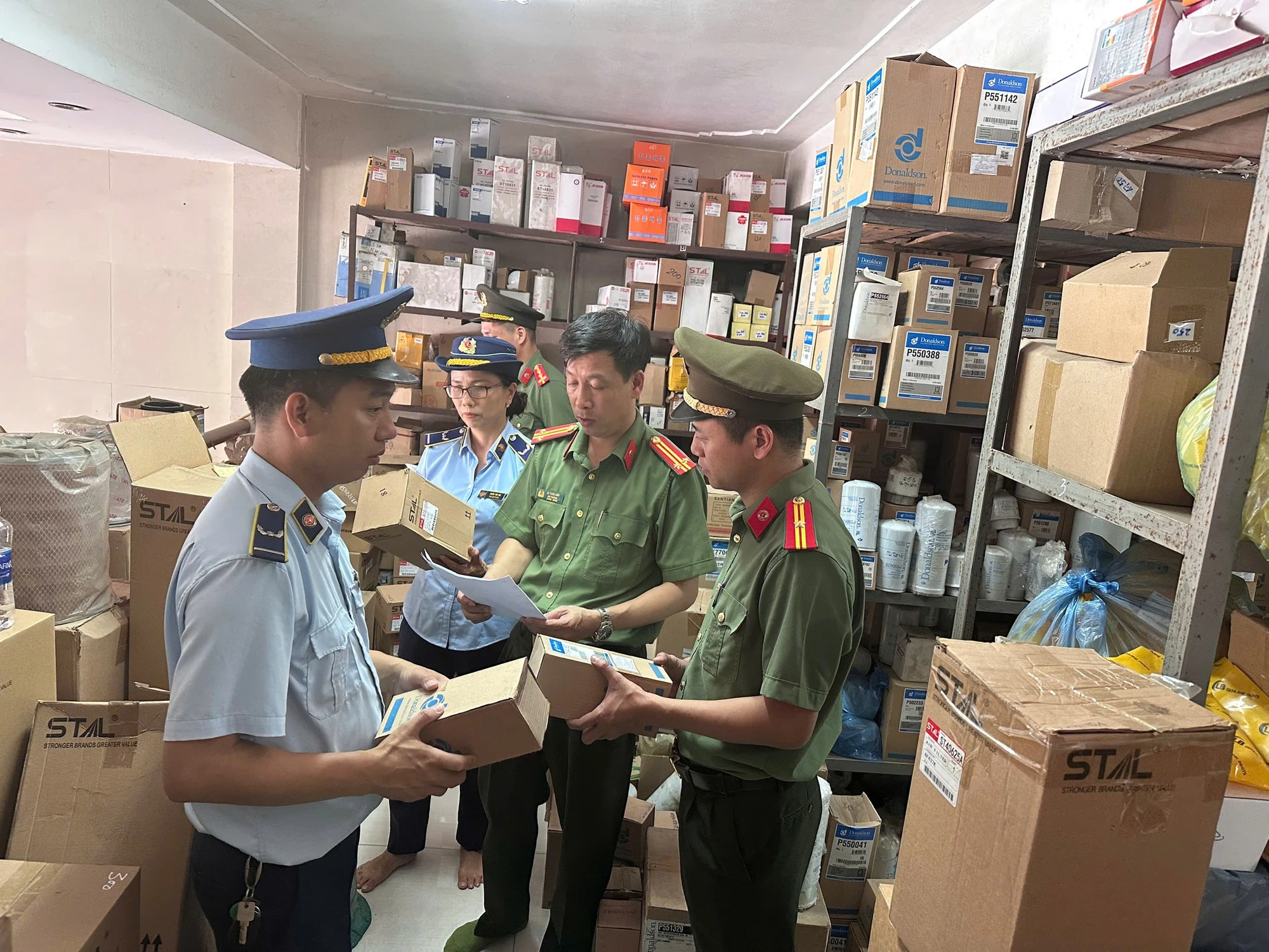 Cảnh sát bất ngờ kiểm tra một công ty