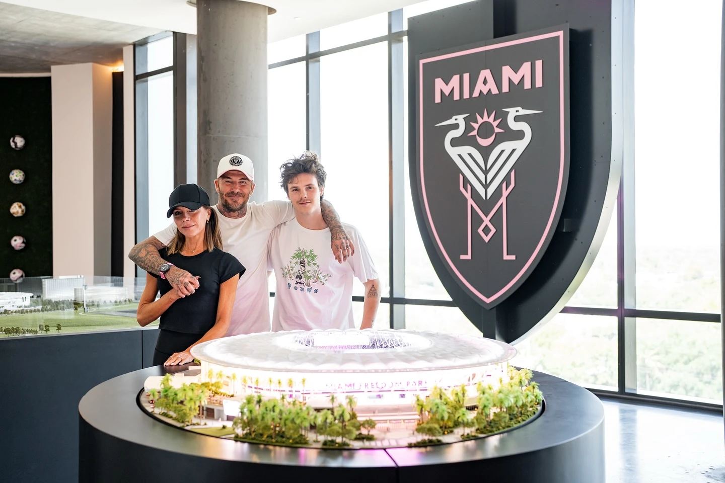 Beckham khoe ảnh con trai 19 tuổi đẹp trai tựa nam thần, niềm an ủi giữa lúc con trai cả vô ơn