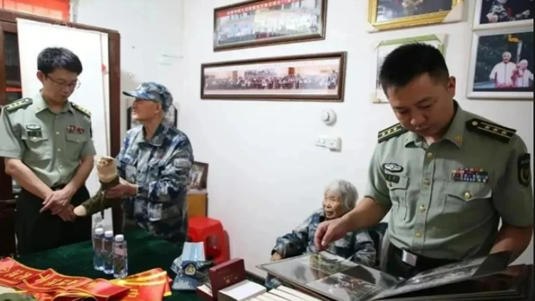 Danh tính của 2 vợ chồng U90 đi giày rách nhưng chuyển khoản tặng hơn 36 tỷ đồng cho chính quyền khiến cả tỉnh lặng người