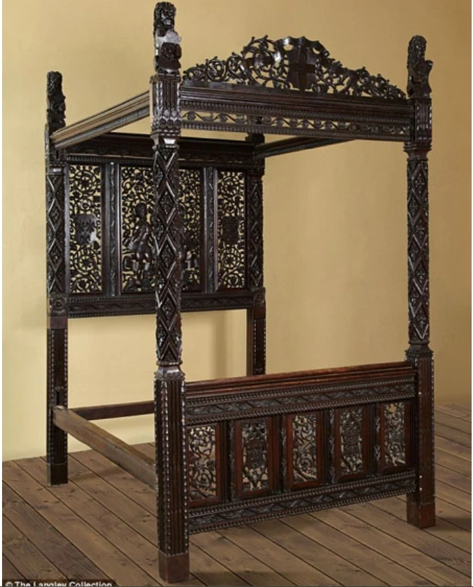 Chiếc giường gỗ bị bỏ lại trong bãi đậu xe được bán hơn 600 tỷ đồng