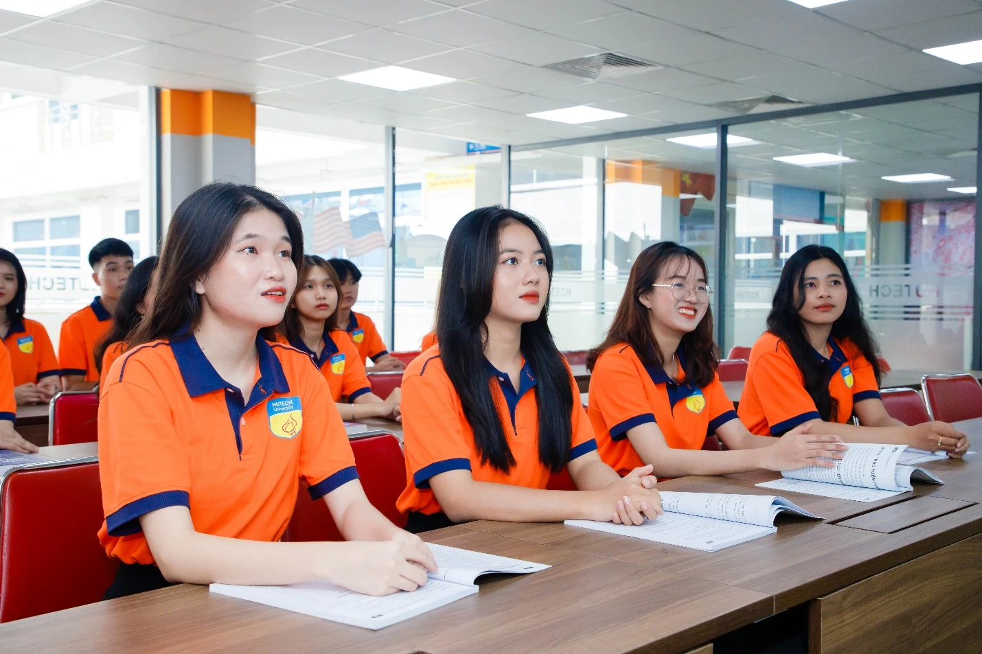 Chọn ngành Logistics tại HUTECH - học phí tốt, chất lượng đào tạo vượt trội