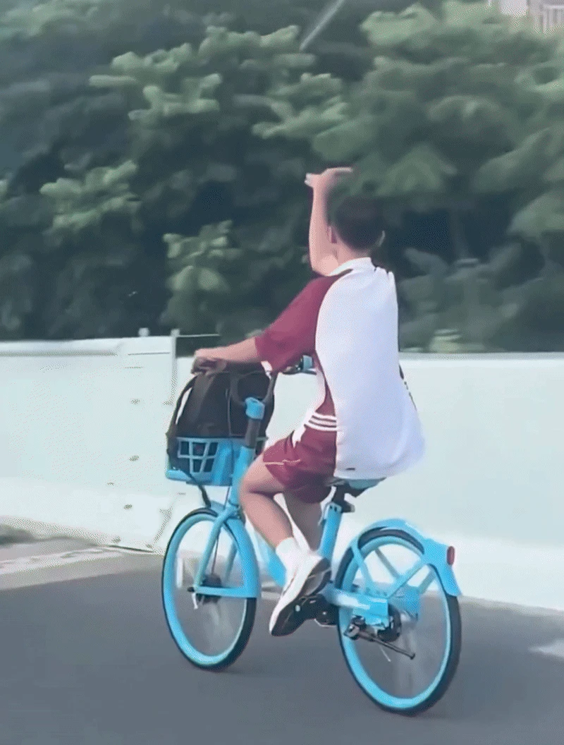 Hành động lạ của nam sinh đi xe đạp khiến cả con đường náo loạn