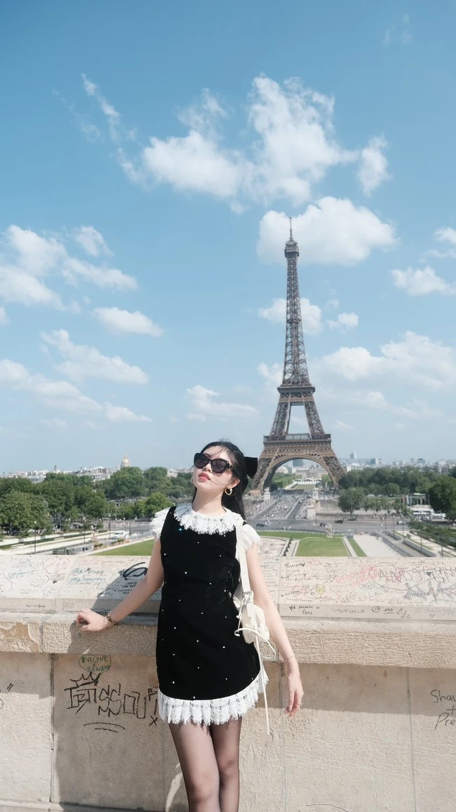 Soi 1 chi tiết trong ảnh đi Pháp của MC Quyền Linh và 2 con gái, mới thấy quan điểm dạy con của nghệ sĩ này nhất quán thế nào!