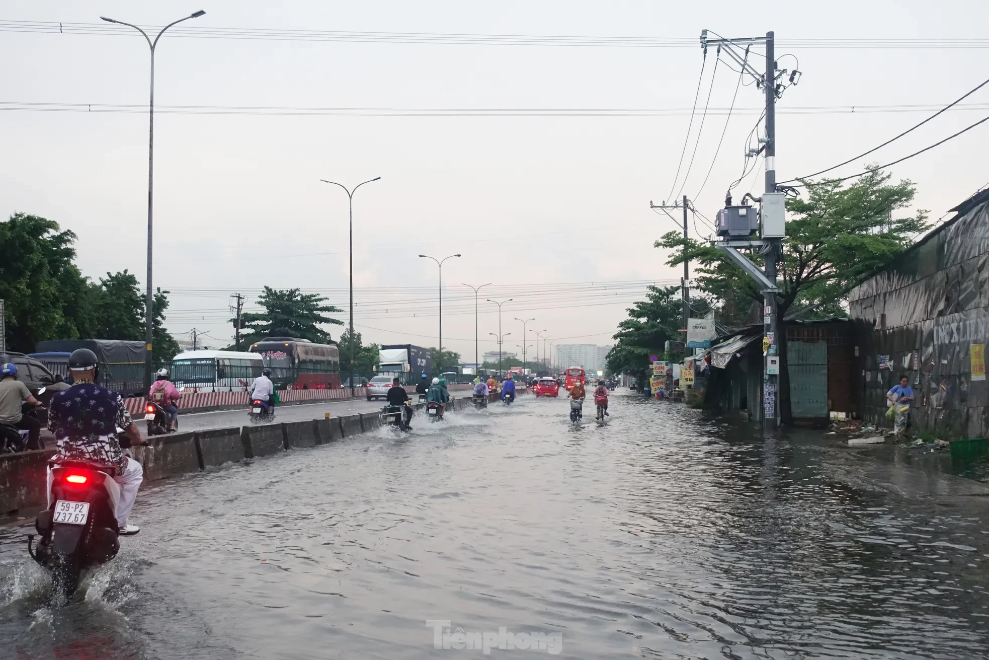 TPHCM mưa như trút gây ngập nặng, xe chết máy hàng loạt