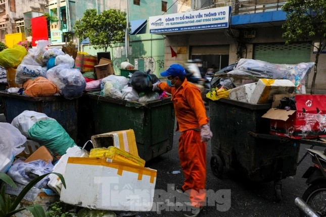 Rối bời ngày đầu 'cân rác tính tiền' ở TPHCM