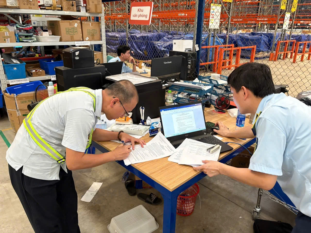 Thu giữ hàng trăm nghìn sản phẩm mỹ phẩm, thời trang nhập lậu