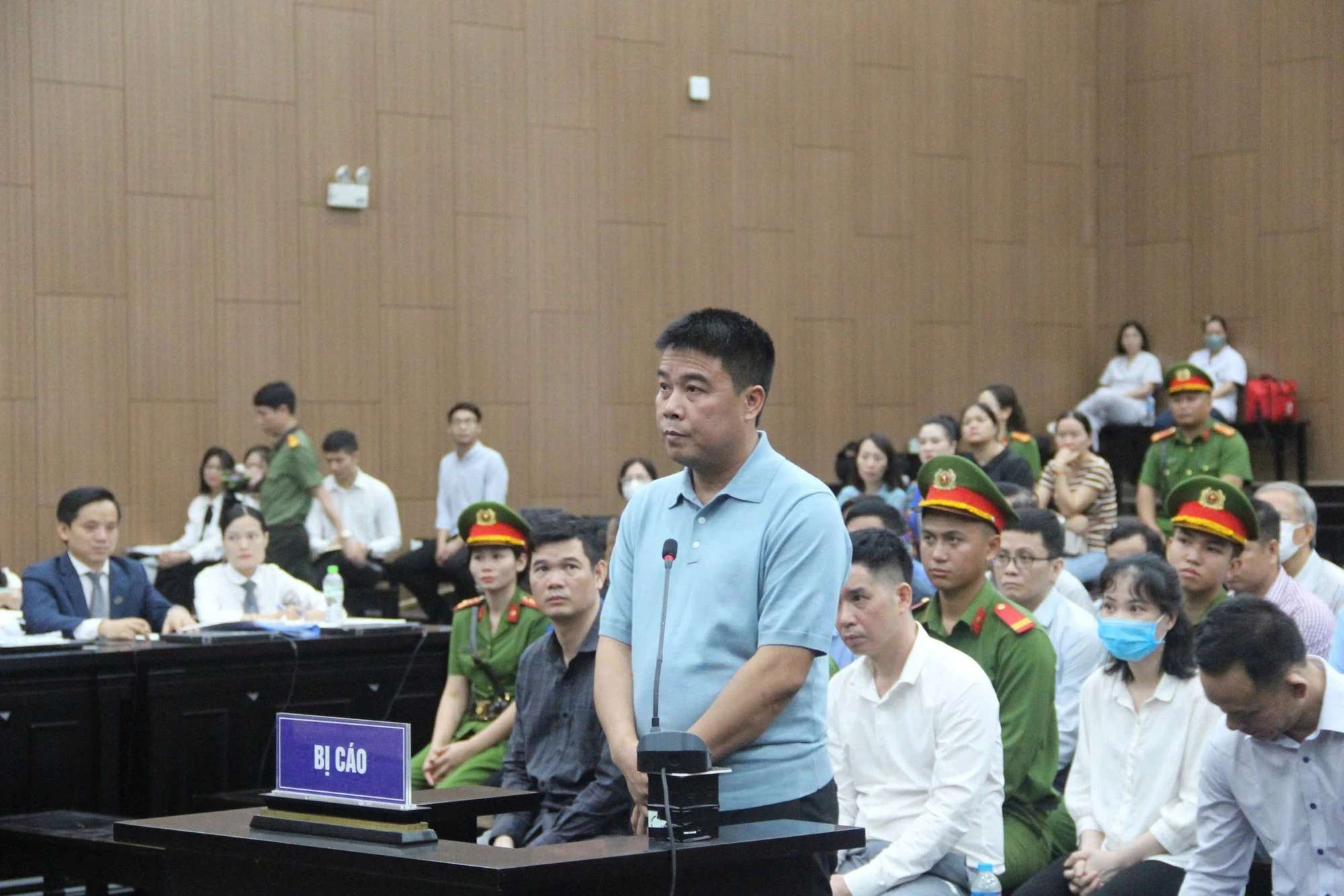 Chủ tịch Tập đoàn Phúc Sơn bật khóc trước toà: Ám ảnh với cái nghèo, có tiền là đem đi thiện nguyện