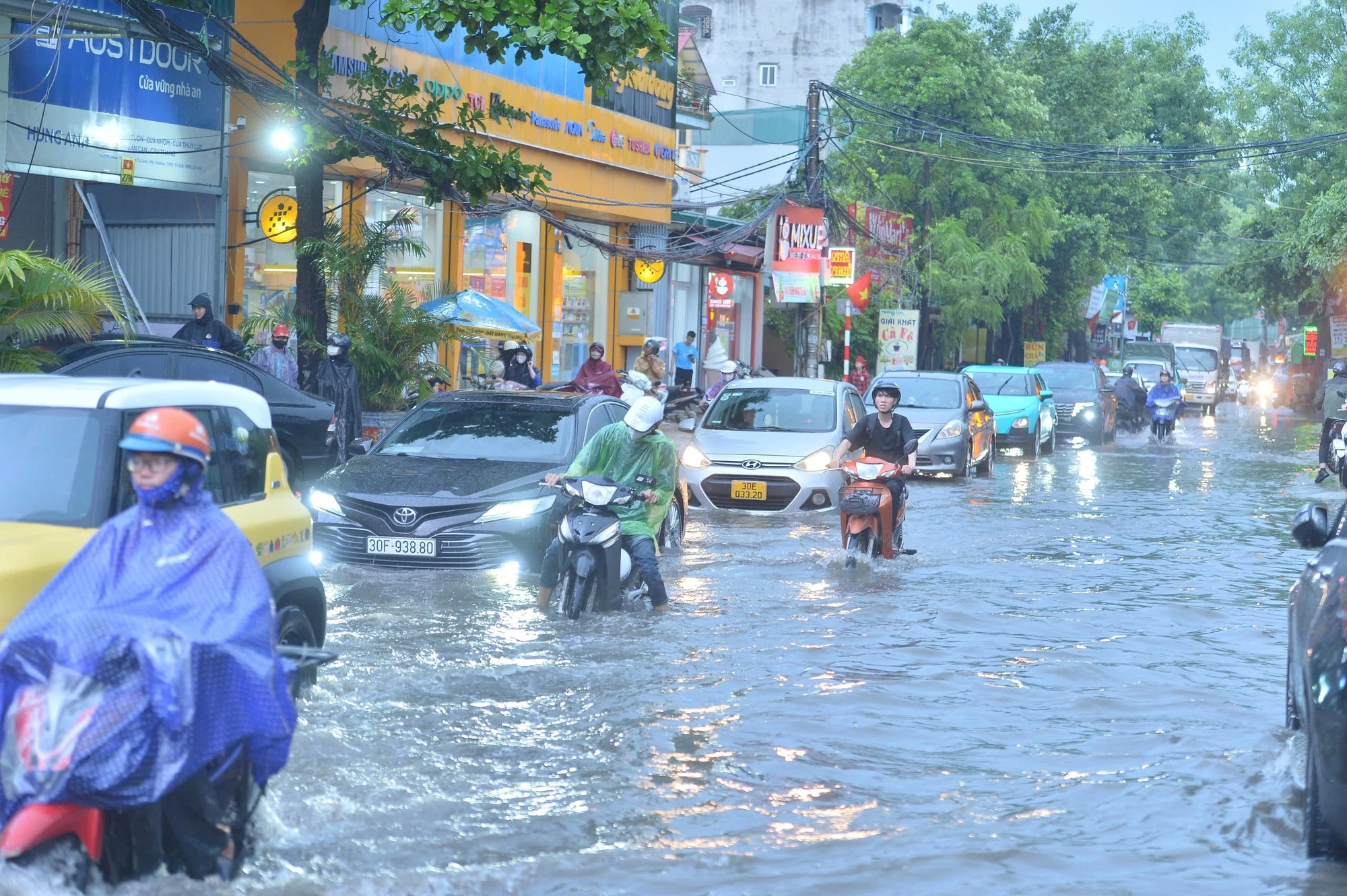 Ảnh: Mưa lớn khiến đường phố Hà Nội ngập sâu ngày cuối tuần, hàng loạt phương tiện chết máy