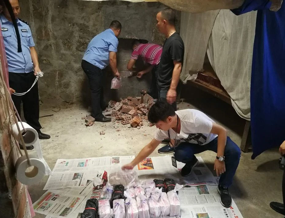 Tịch thu 18 tỷ đồng tiền mặt xếp từng cọc ngay ngắn trong tường 1 căn nhà xập xệ