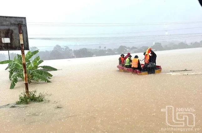 Lũ lên nhanh, một số địa phương miền Bắc ngập sâu