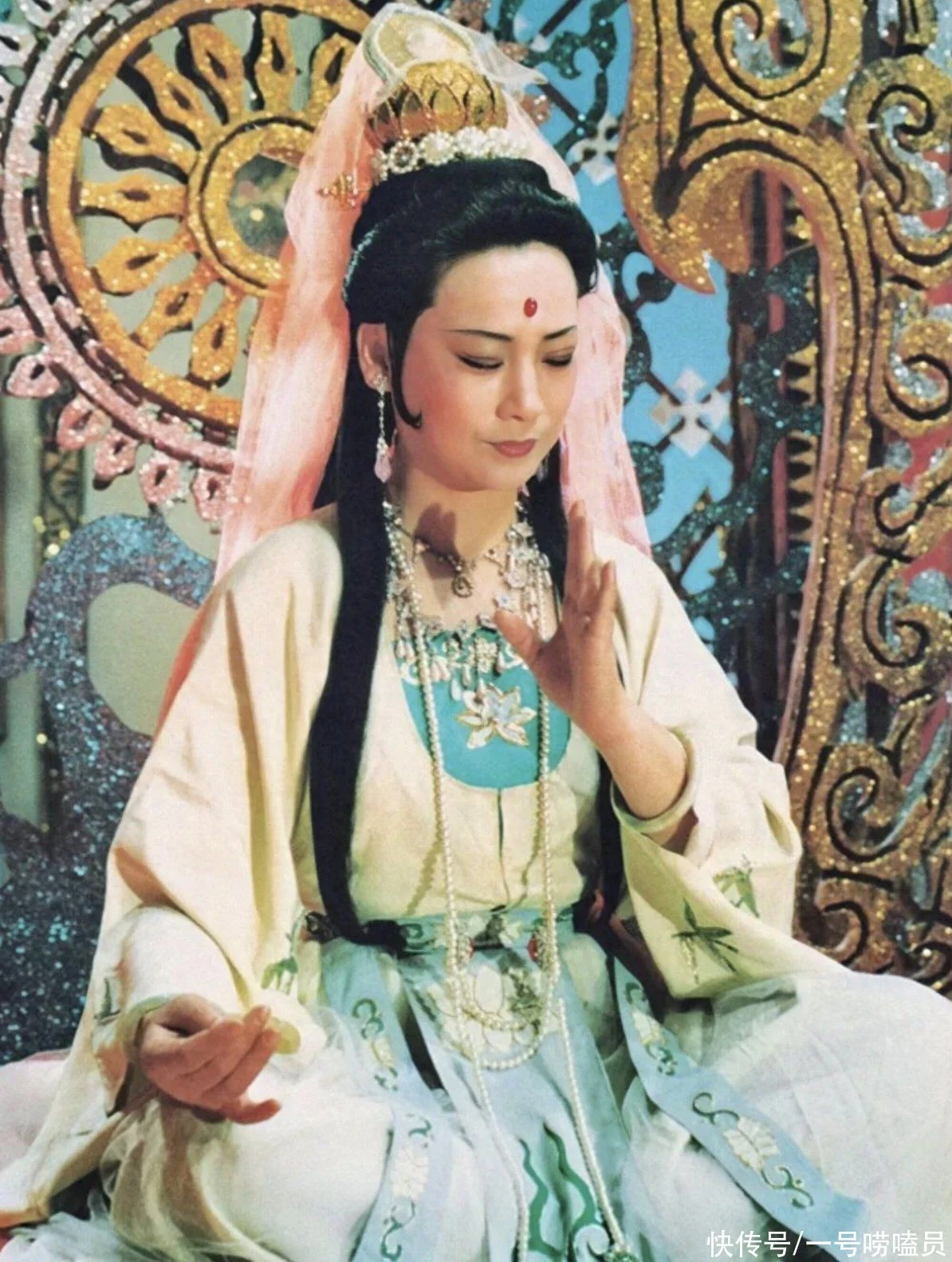 “Quan Âm Bồ Tát” được công chúng quỳ lạy, thờ cúng liên tục gặp chuyện lạ