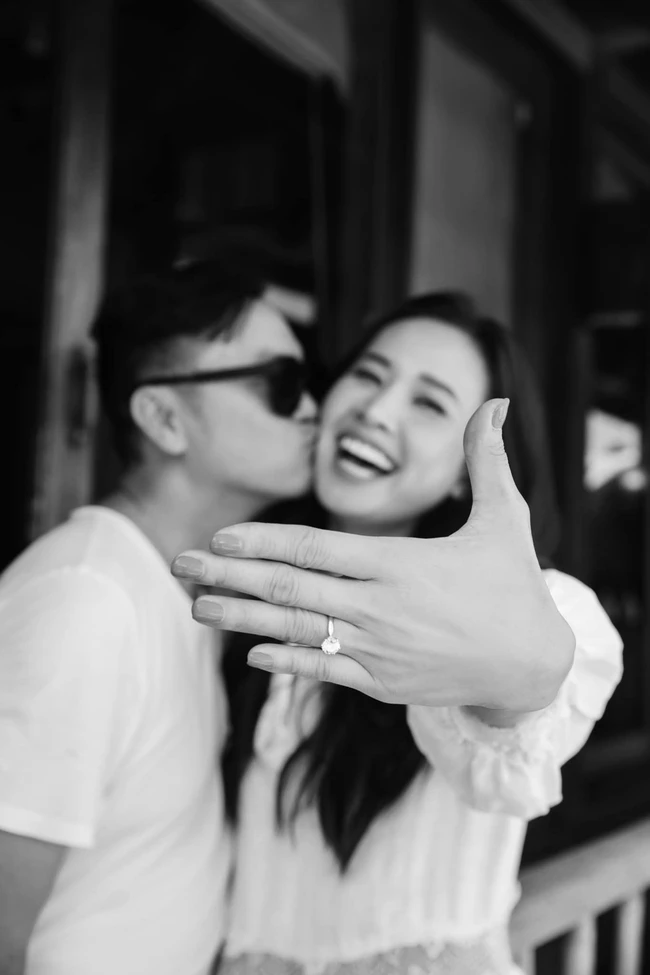Hoa hậu Việt cưới chỉ mời 60 khách, 4 tháng sau bí mật sinh con đầu lòng ở Mỹ