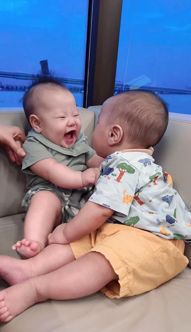 Phương Oanh đăng ảnh 2 con, người hâm mộ chú ý đôi tai bé trai: Cực thông minh, sau này giỏi giống bố!