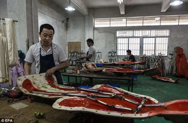 Bên trong nhà máy sản xuất búp bê người lớn AI