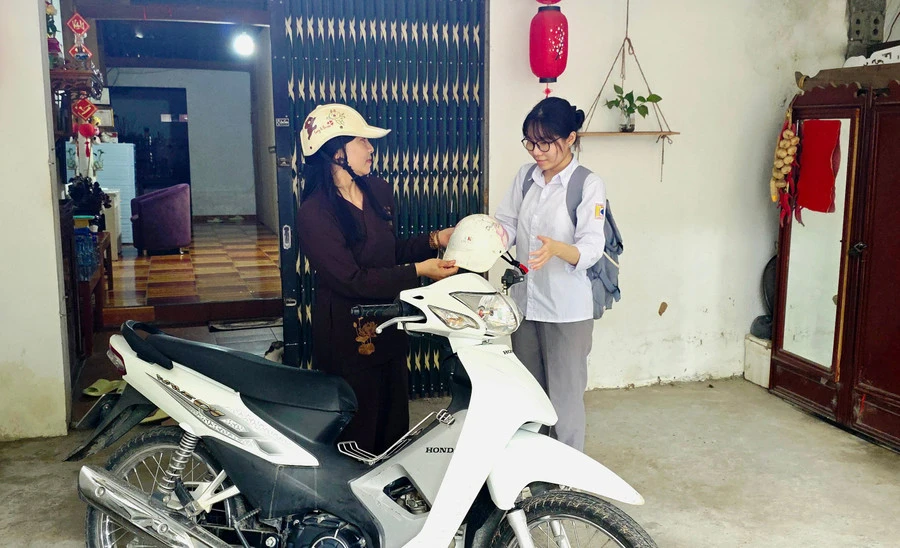 Nghị lực phi thường của nữ sinh khiếm thị ở Lào Cai