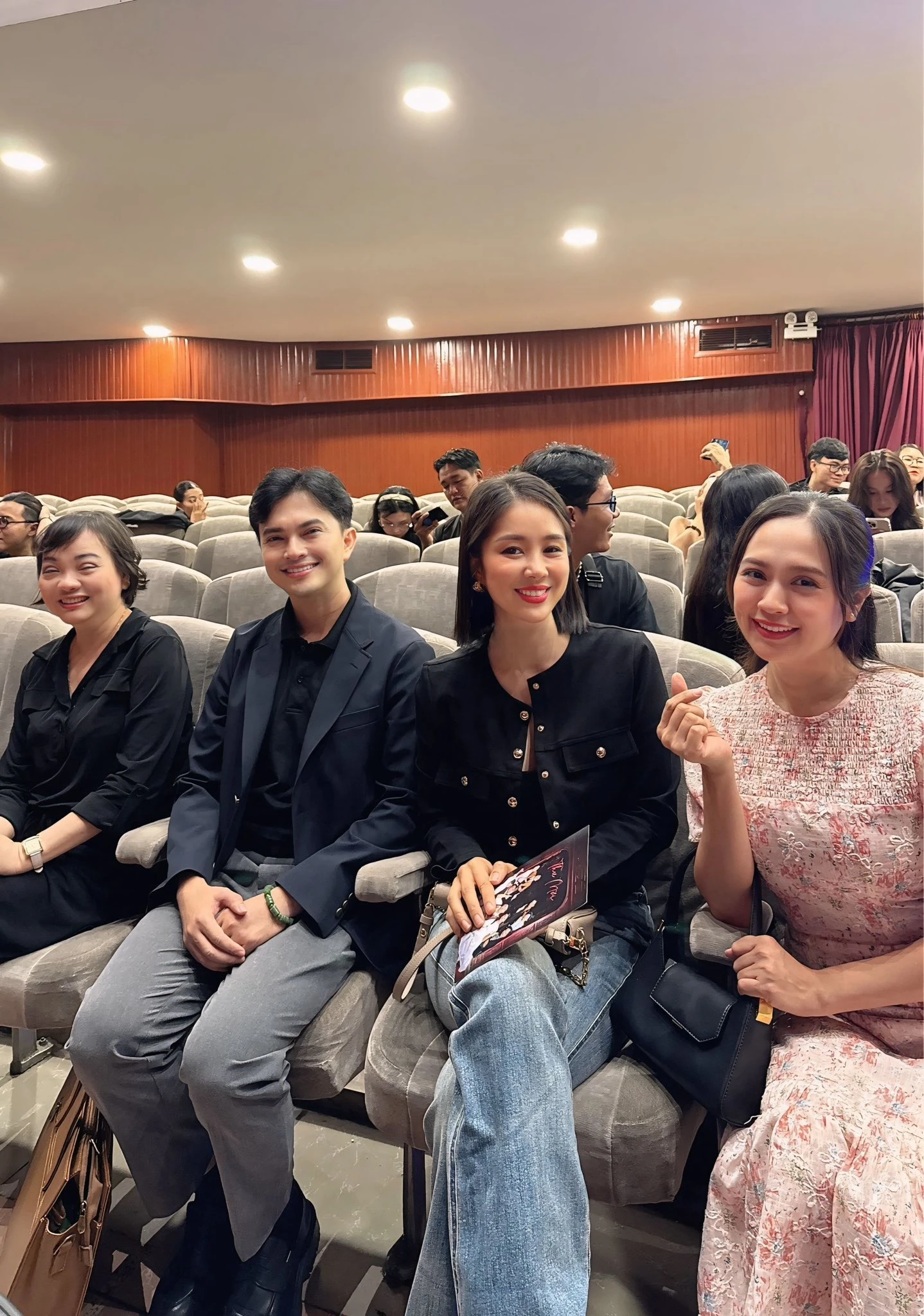 Lê Phương trở lại trường cũ, netizen nghẹn ngào nhắc tên cố nghệ sĩ Quý Bình: “Mối tình của em và anh ấy đẹp quá…”