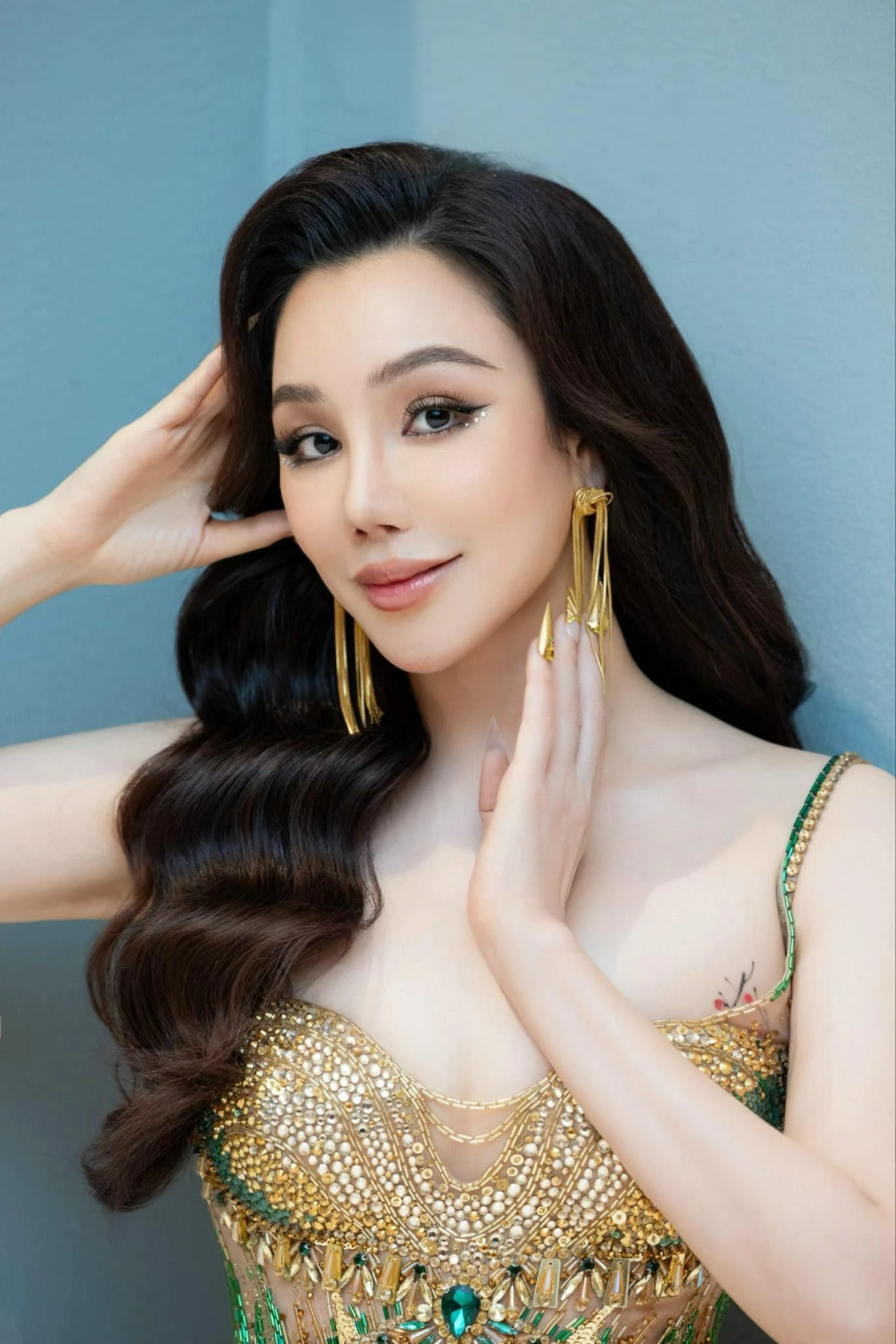 Nữ ca sĩ Vbiz đánh úp công khai con 2 tuổi, lễ cưới độc nhất vô nhị gây sốt cả truyền thông quốc tế