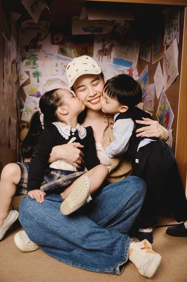 Thấy mẹ chê đường xấu, xóc, con gái Cường Đô La nói 1 câu chuẩn 