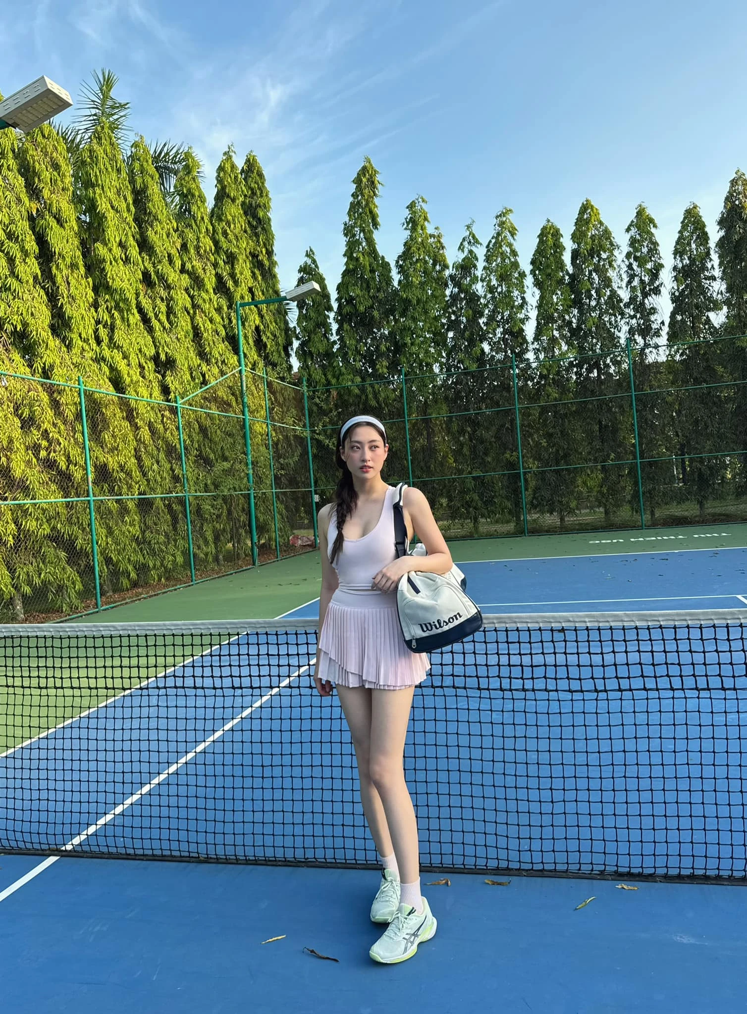 Lương Thùy Linh khoe visual trắng phát sáng trên sân tennis, vụt bóng mạnh “bỏng tay” không phải dạng vừa