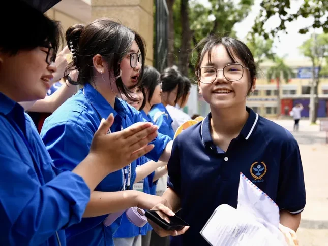 Lo chấm Ngữ văn cảm tính, vênh điểm, Giám đốc Sở GD&ĐT Hà Nội trấn an thế nào?