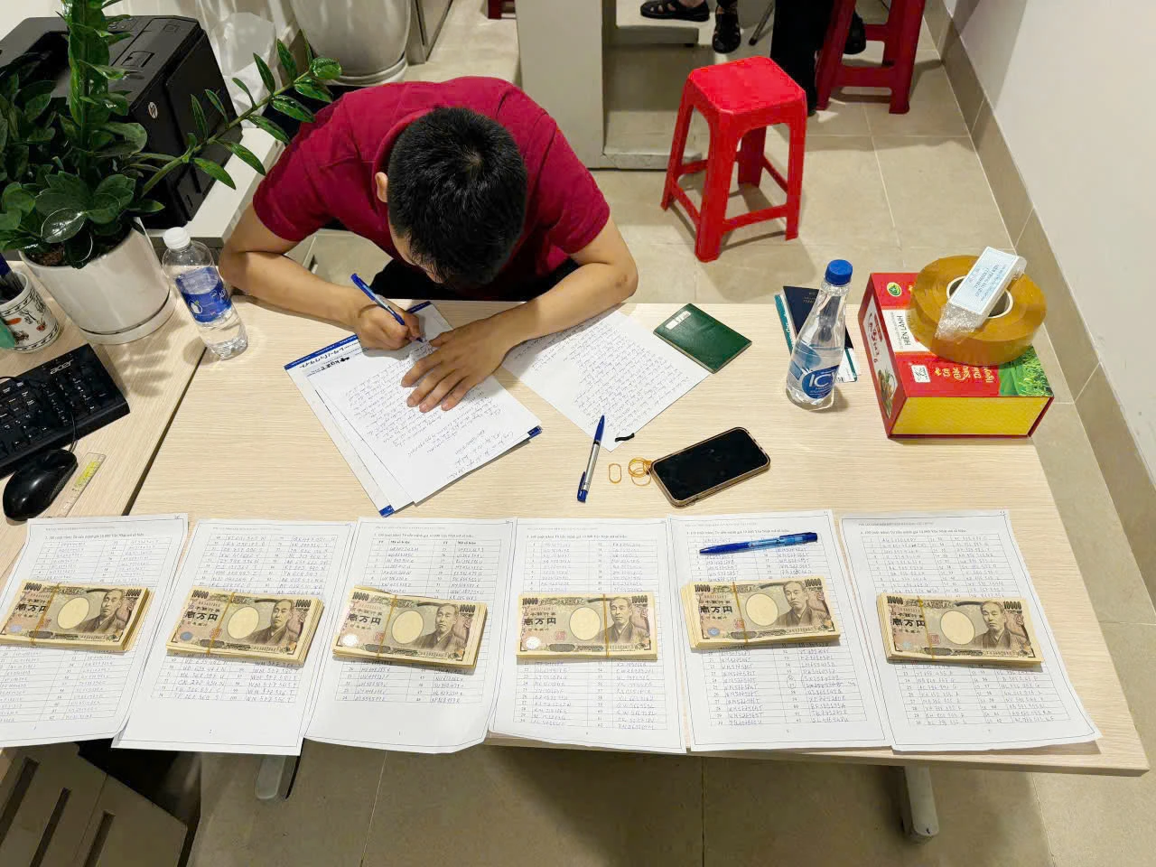 Phát hiện nam hành khách vận chuyển tiền Yen Nhật qua sân bay Nội Bài