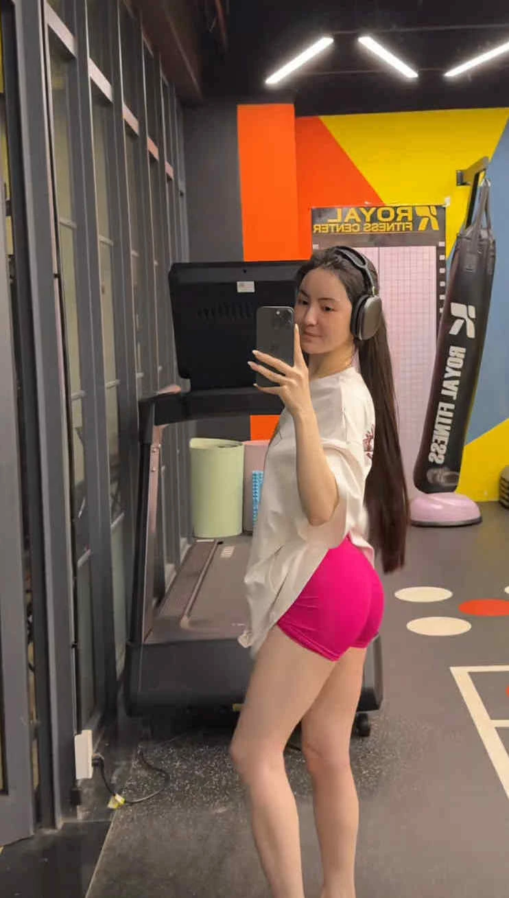 Chu Thanh Huyền ở phòng gym cuốn hết nấc: Vóc dáng nuột nà, visual xinh xỉu, bảo sao Quang Hải mê không lối thoát!