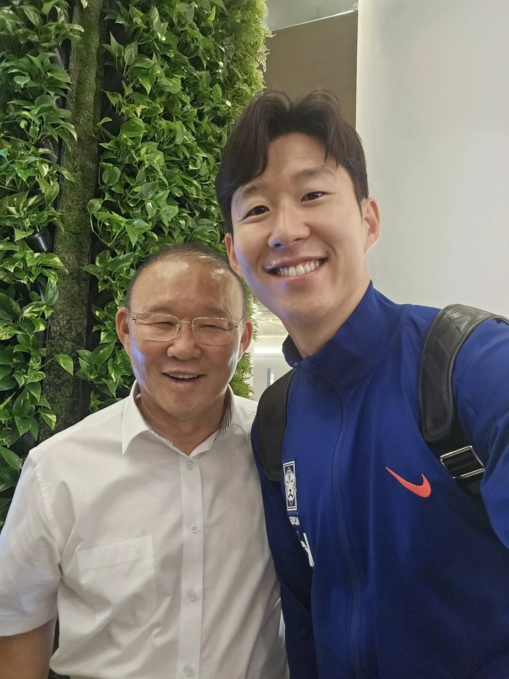 “Khung hình triệu view”: Ông Park Hang-seo “tít mắt” bên Son Heung-min và Lee Kang-in, phản ứng của cầu thủ Việt Nam gây bất ngờ