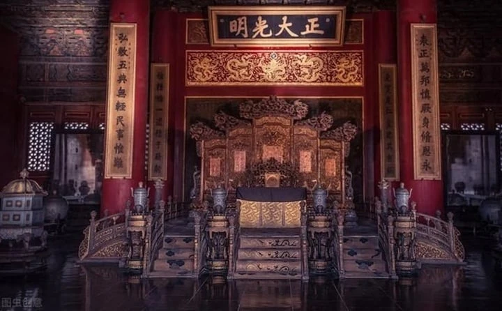 Sự trùng khớp đáng sợ về ngai vàng trong Tử Cấm Thành, không ai dám ngồi