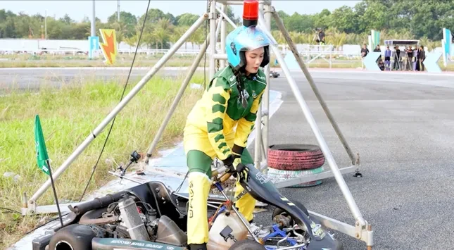 Á hậu Quỳnh Anh va chạm mạnh trên đường đua xe