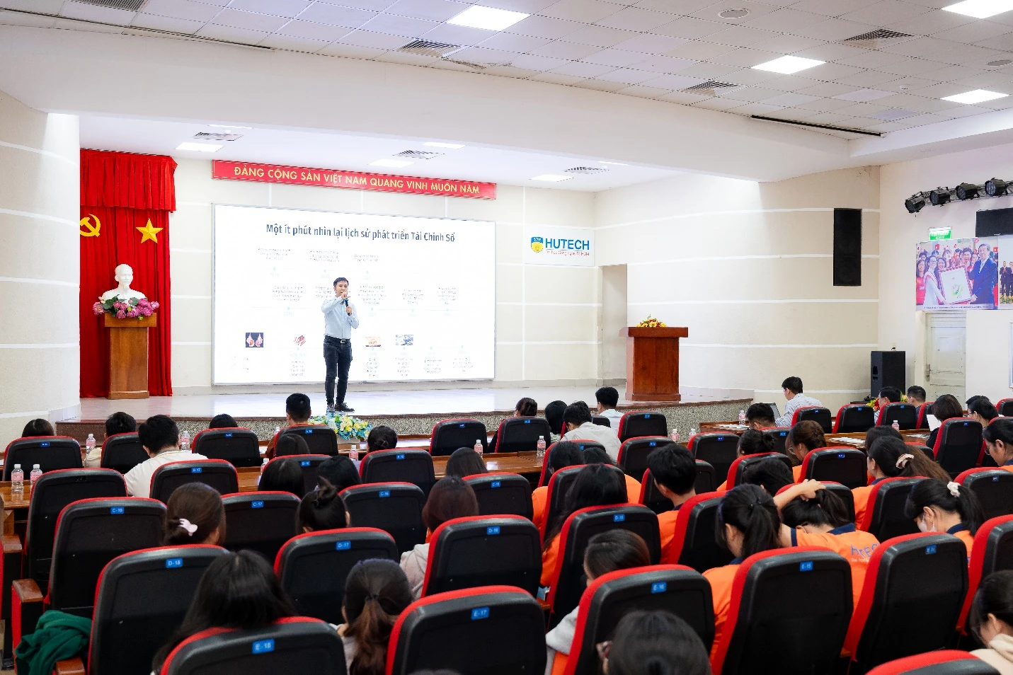 Chạm thực tiễn - Bắt nhịp xu hướng: Sinh viên Tài chính - Ngân hàng HUTECH sẵn sàng vào nghề