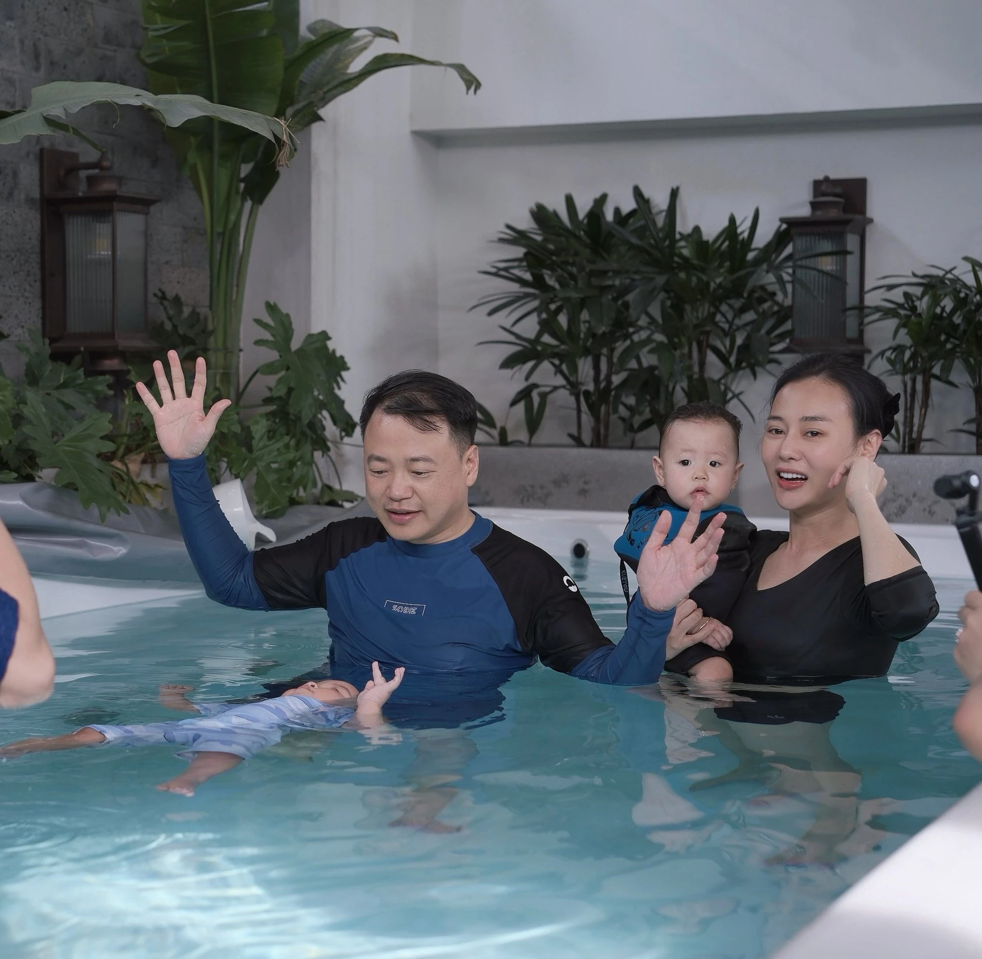 Shark Bình – Phương Oanh đưa cặp song sinh đi học bơi từ sớm: Thành quả không ngờ chỉ sau 1 tháng