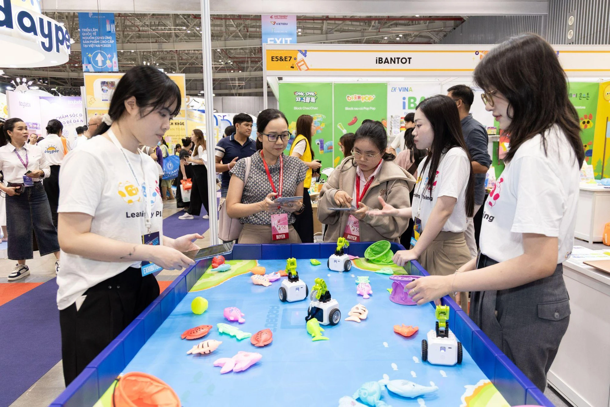 Trải nghiệm đa dạng công nghệ giáo dục tại VIETEDU FAIR 2025