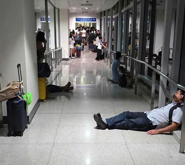 Cục Hàng không yêu cầu làm rõ vụ hành khách “mắc kẹt” ở hành lang sân bay Tân Sơn Nhất