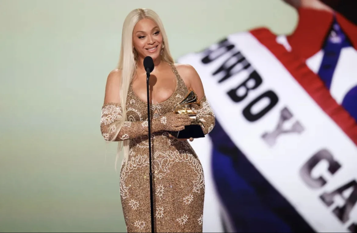 Nữ ca sĩ 2 lần khiến Grammy viết lại lịch sử, đến “con cưng” Taylor Swift cũng phải “bó tay”