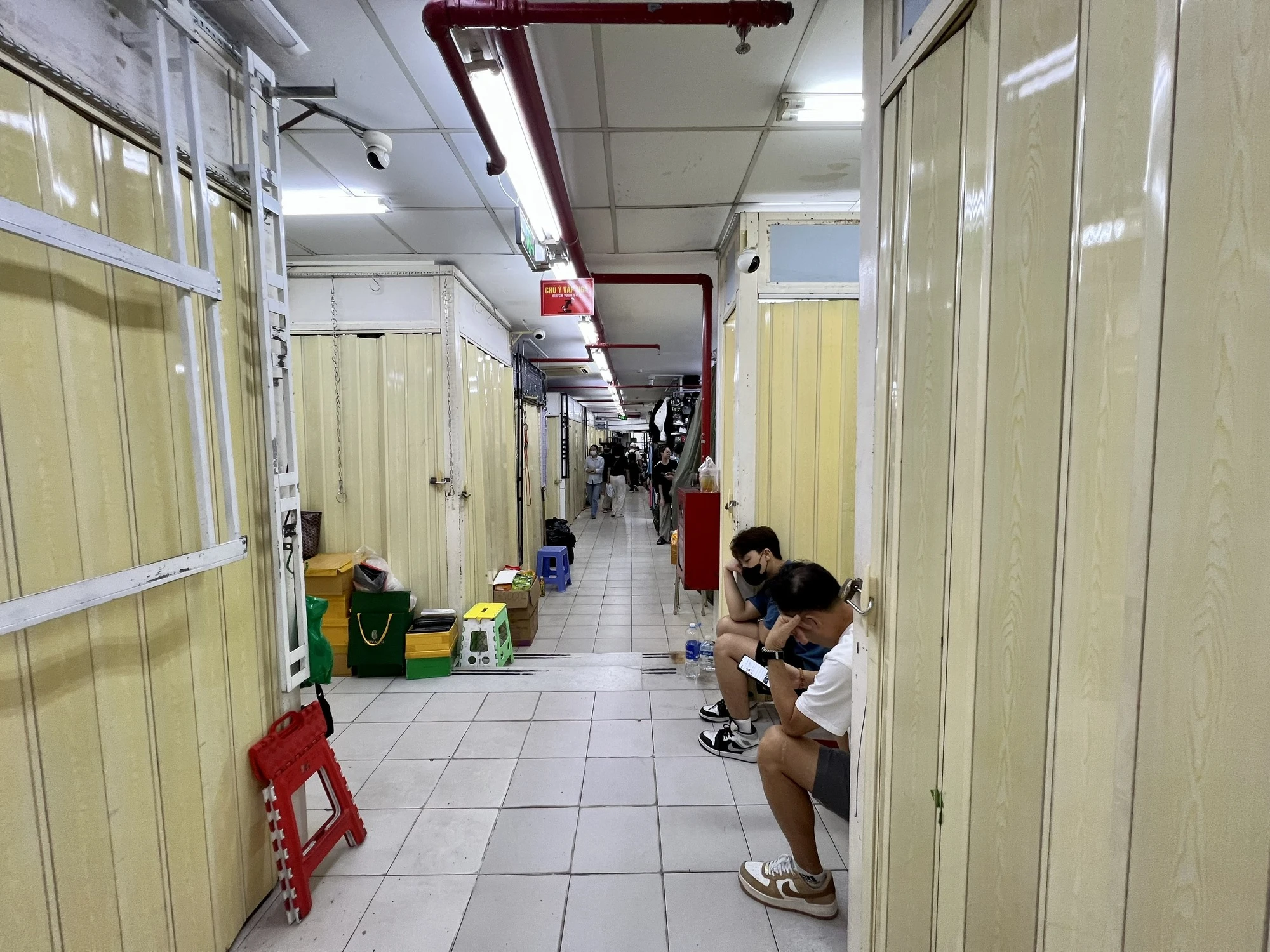 Nhiều điểm nóng hàng giả đóng cửa, xử lý thế nào?