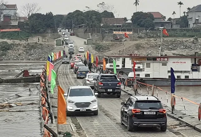 Cầu phao Phong Châu sẵn sàng phục vụ người dân qua sông Hồng