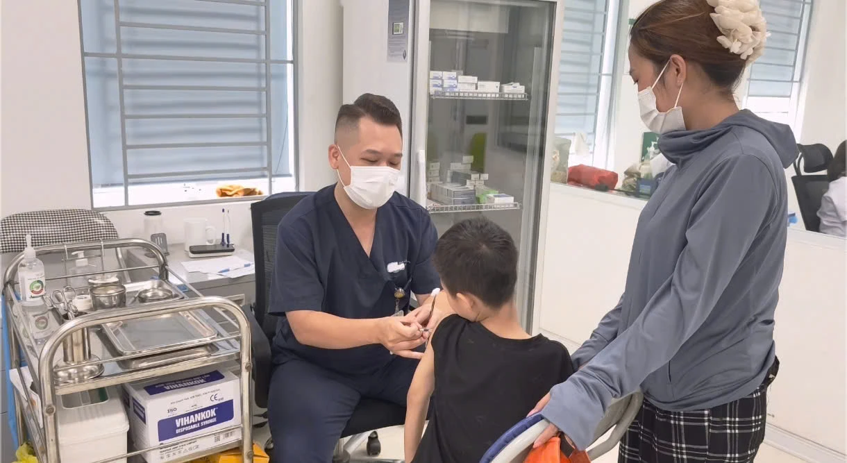 Về quê nghỉ hè, bé trai hơn 2 tuổi bị chó nhà hàng xóm cắn nhiều nhát vào cổ, tay và đùi