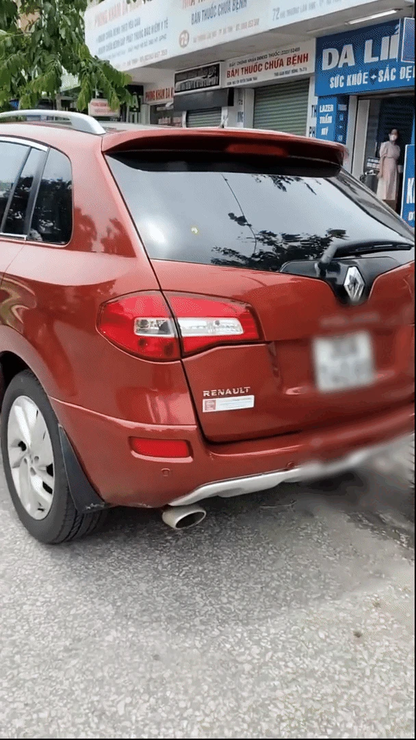 Clip người đàn ông áo đỏ bám trên nắp capo ô tô lao trên đường: Hé lộ chuyện giữa 2 người đàn ông