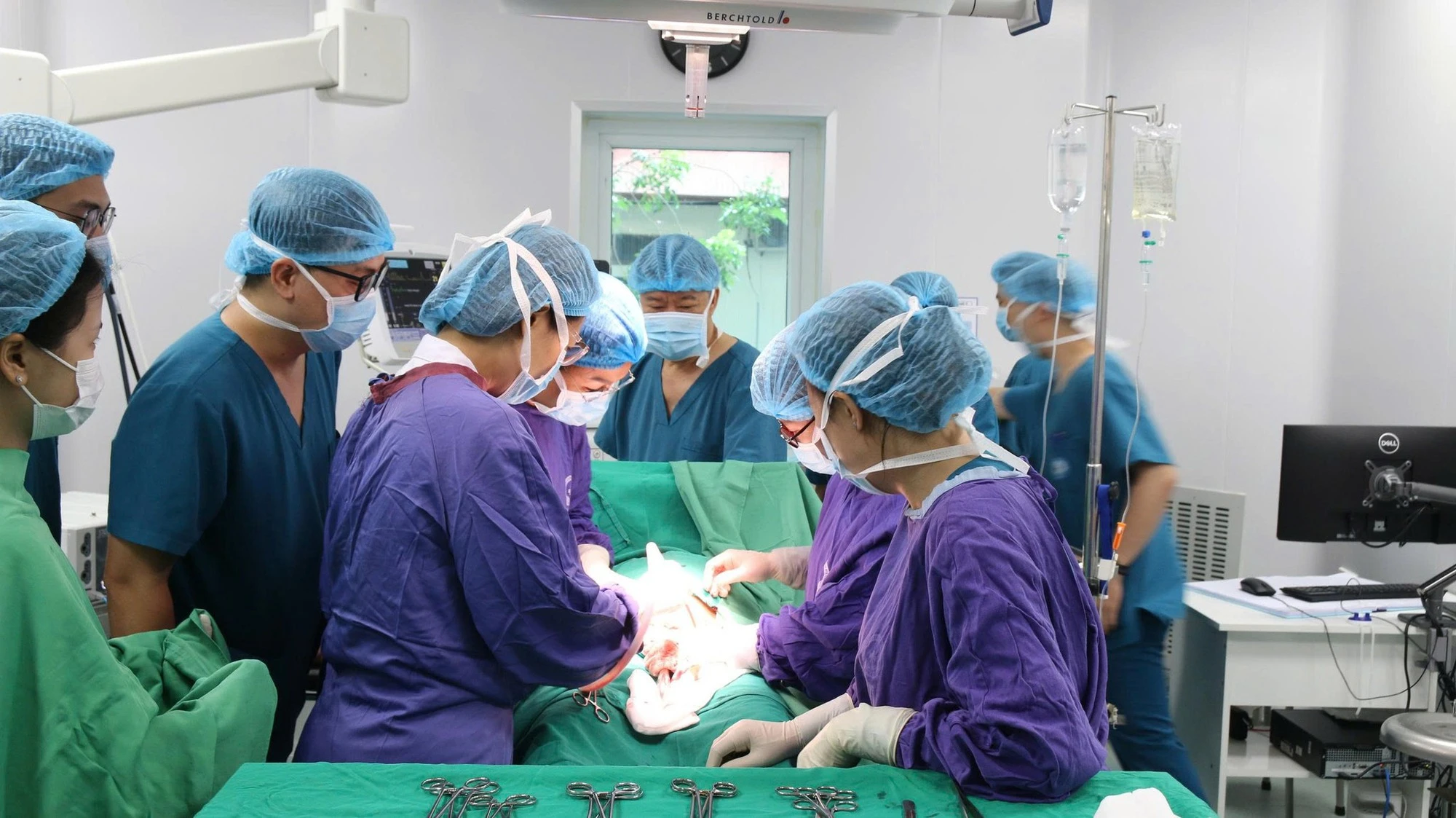 Bé trai sơ sinh ở Hà Nội tiên lượng nặng bật tiếng khóc đầu tiên, cả phòng mổ vỡ òa
