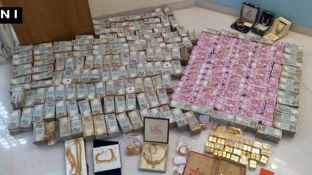 Tịch thu 32 kg vàng và hàng cọc tiền mặt trị giá 16 tỷ đồng giấu trong tường gạch nhà vệ sinh