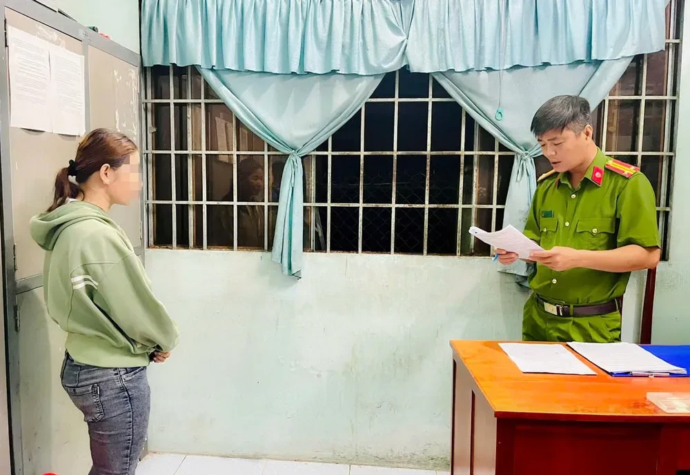 Mâu thuẫn trong việc dắt chó đi vệ sinh, 1 người phụ nữ bị đánh tử vong