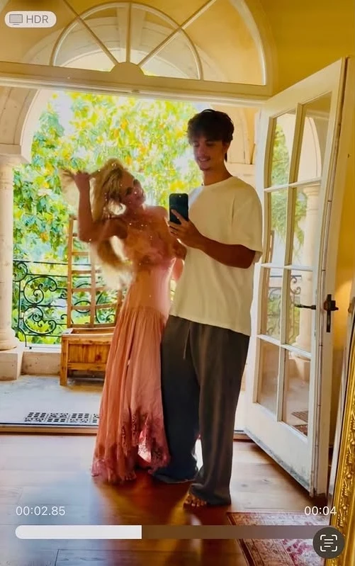 Britney Spears hạnh phúc hàn gắn với con trai: Nhìn visual quý tử cao 1m91 mà sốc!